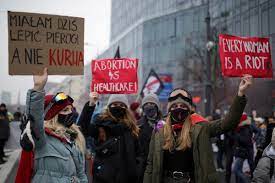Las movilizaciones en Polonia frenan la penalización total del aborto